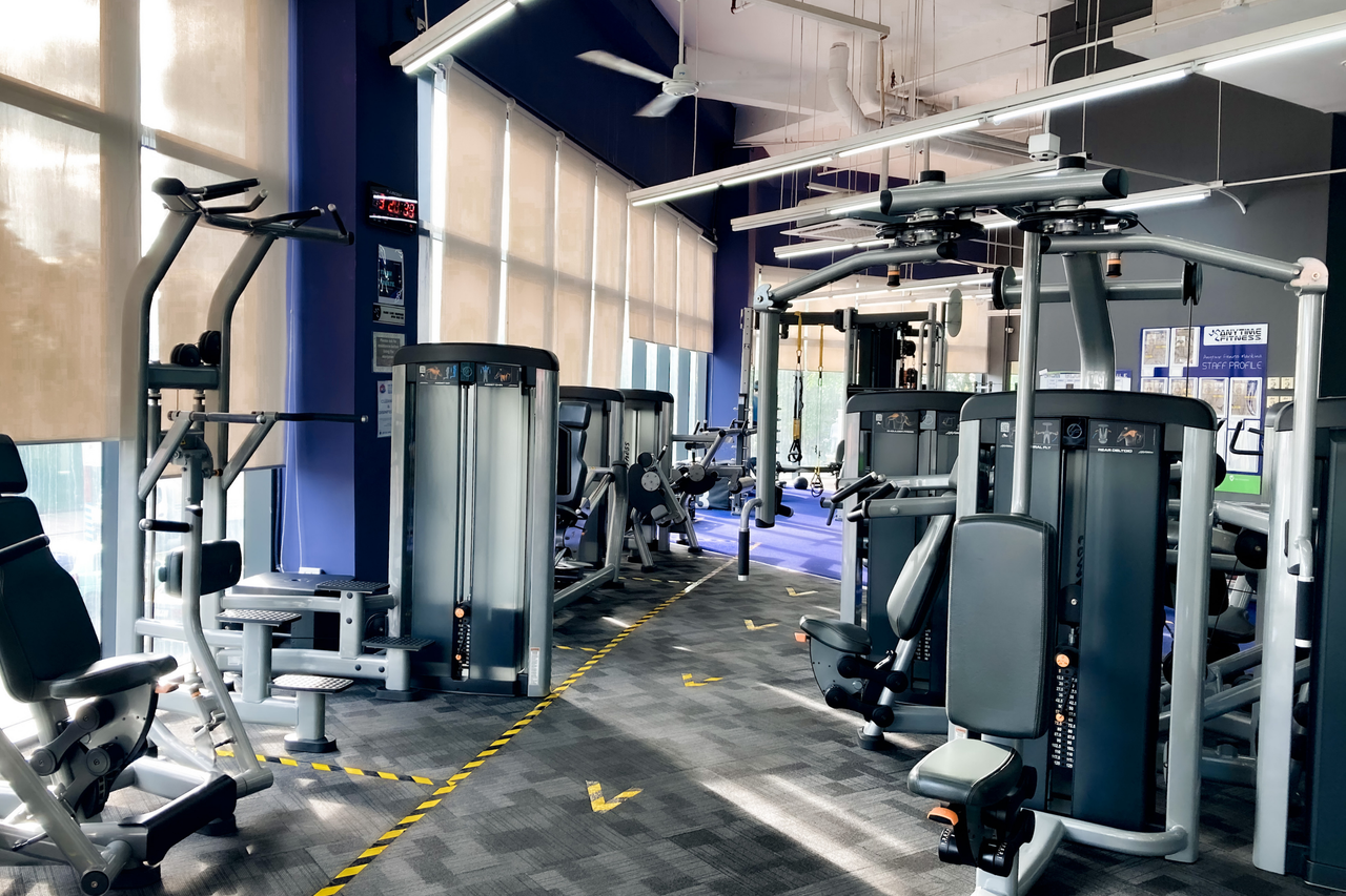 services-02 A bright, spacious gym with various exercise machines creating a motivating fitness atmosphere.